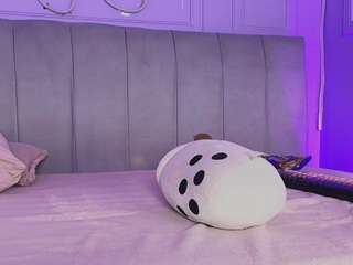 Emylie sexy body