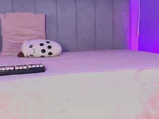 Emylie sexy body