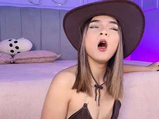 Emylie sexy body