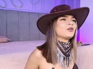 Emylie sexy body