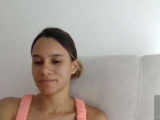 kelayabrunette