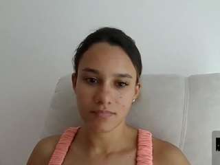 This model is live right now. kelayabrunette