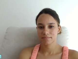 Este modelo está en vivo ahora. kelayabrunette