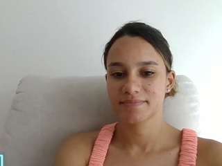 This model is live right now. kelayabrunette