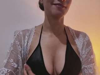 kelayabrunette