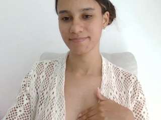 kelayabrunette
