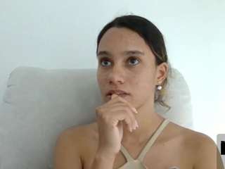 kelayabrunette