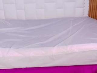 Live webcam model naughtyebonyy on Soda Cams