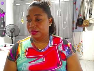 Live cam show with thickebonymilf
