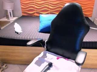 laura-riley live cam profile