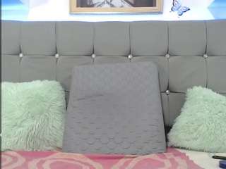 soll-red's CamSoda show and profile