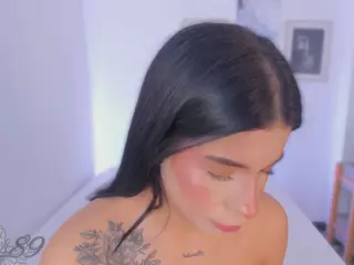 E M E L I E - 89's Live Sex Cam Show