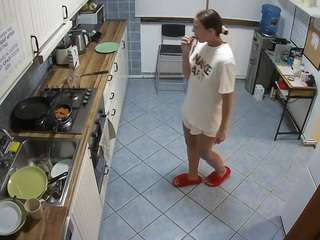 voyeurcam-julmodels-kitchen-2 camsoda