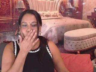 le modèle indianfancyface est en webcam porno dans un show sur le site camsoda, il possède les tags suivants: ahegao,sexy,lingerie,lush,mature,milf,mistress,natural,orgasm,pussy,smoking,indian,spank,spanking,squirter,strip,striptease,tattoos,tease,twerk