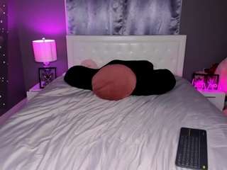Young Lexiilovee - stunning, passionate and ready to satisfy lexiilovee from CamSoda