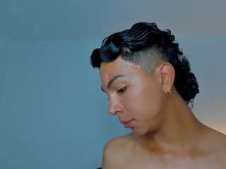 xhenisa Live Webcam on CamSoda