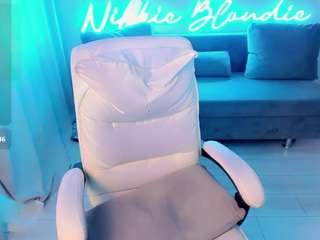 nikkiblondiee webcam