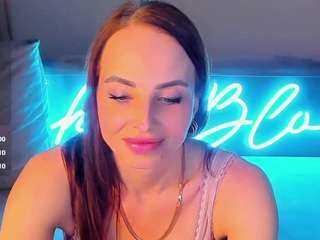 nikkiblondiee live cam profile