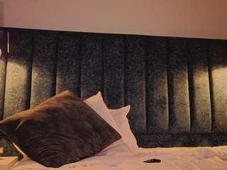 arianna-suarezz's CamSoda show and profile