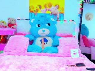 Delicious Heidishimmerr will activate your whims in a delicious live show heidishimmerr from CamSoda