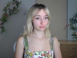 LuciaLittle Camgirl live