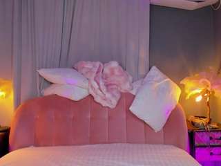 AmedeeaBanks live cam — amateur, shaved pussy, lush