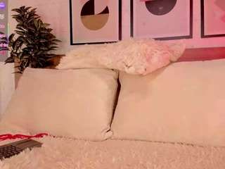 lunaruso's CamSoda show and profile