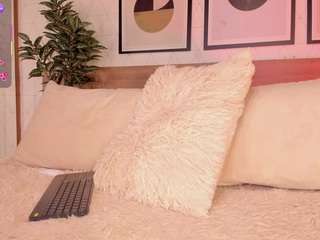 lunaruso's CamSoda show and profile