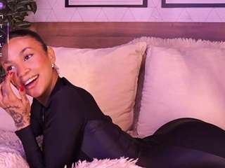 Live webcam model lunaruso on Soda Cams