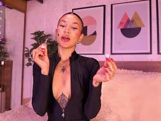 Live webcam model lunaruso on Soda Cams