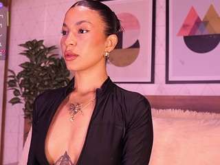 Live webcam model lunaruso on Soda Cams