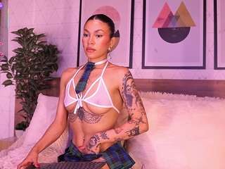 Live webcam model lunaruso on Soda Cams