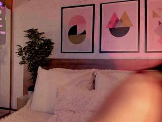 lunaruso's CamSoda show and profile