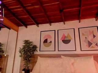 lunaruso's CamSoda show and profile