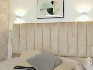 annie-queen's CamSoda show and profile