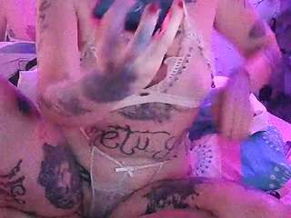 le modèle kaily-pearty est en webcam porno dans un show sur le site camsoda, il possède les tags suivants: amateur,handjob,tease,tattoos,strip,redhead,milf,middle aged,mature,anal,masturbation,flashing,fingers,dildo,cum,creampie,brown eyes,blowjob,bj,asshole