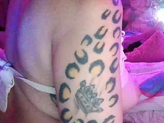 le modèle kaily-pearty est en webcam porno dans un show sur le site camsoda, il possède les tags suivants: amateur,handjob,tease,tattoos,strip,redhead,milf,middle aged,mature,anal,masturbation,flashing,fingers,dildo,cum,creampie,brown eyes,blowjob,bj,asshole