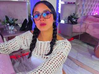 haarii02's CamSoda show and profile