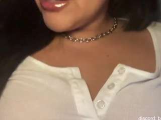 ellumiie's CamSoda show and profile