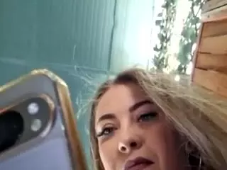 riskygirl9830's Live Sex Cam Show