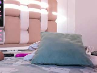victoria-mooree Live Webcam on CamSoda