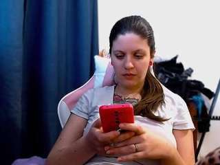 annmikely's CamSoda show and profile