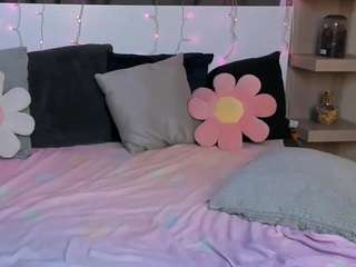 JuicyMilk live cam