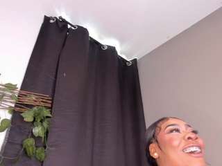 Este modelo está ao vivo agora. lexiiegrey
