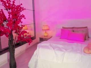 leah-grey's CamSoda show and profile