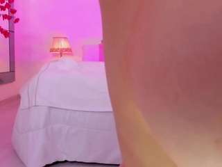 leah-grey Live Webcam on CamSoda