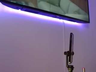 emmarosebvip's CamSoda show and profile