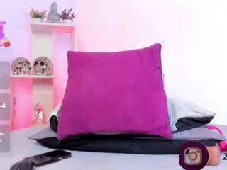 valeriie21 Live Webcam on CamSoda