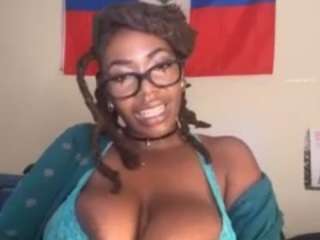 Live webcam model haitiansinsationsquirtqueen on Soda Cams