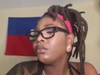 Este modelo está en vivo ahora. haitiansinsationsquirtqueen